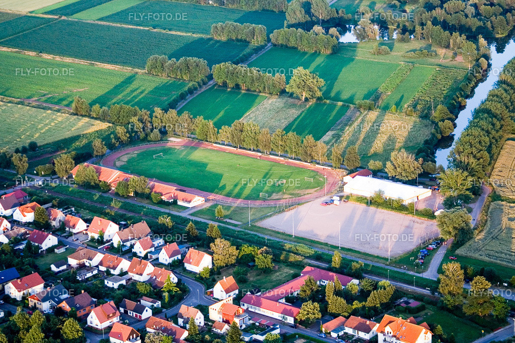 Sportplatz der Sportfreunde Steinfeld und Wiesenthalle | Luftbild: Sportplatz der Sportfreunde Steinfeld und Wiesenthalle in Steinfeld im Bundesland Rheinland-Pfalz in Deutschland. Foto: IMG_3172.jpg vom 30.06.2006 durch Werner Riehm/FLY-FOTO.de - Realisiert mit Pictrs.com