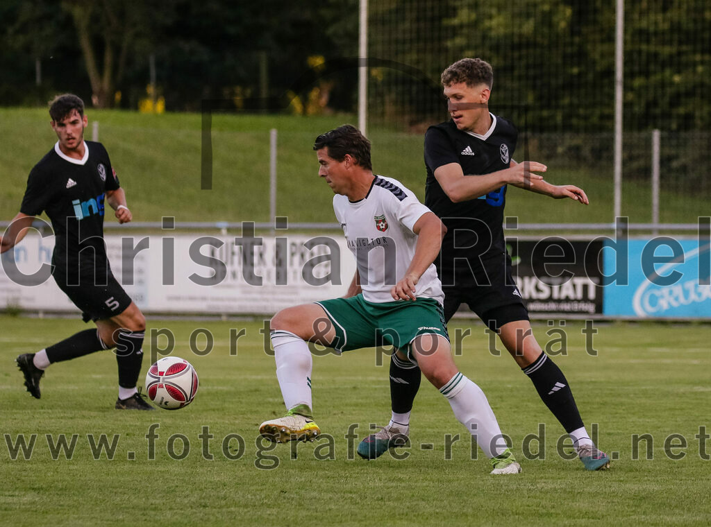 2023-08-18_080_FC_Schwaig_gegen_TSV_Kastl | Oberding, Deutschland, 18.08.2023:
Fußball, Landesliga Südost 2023 / 2024, 7. Spieltag, FC Schwaig gegen TSV Kastl, Endergebnis: 2:2

Benjamin Held (FC Schwaig, #17), Pascal Linhart (TSV Kastl, #16)

Foto: Christian Riedel / fotografie-riedel.net