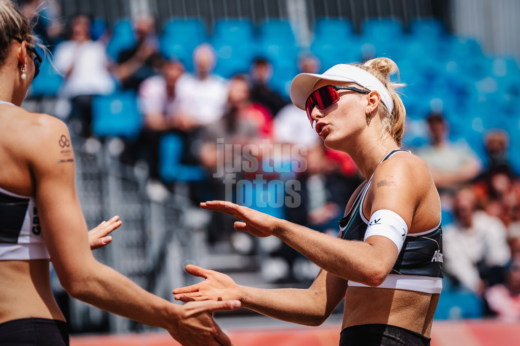 Beachvolleyball | Frauen | Allianz German Beach Tour 2025 | Tourstop Hamburg | 30.05.2025 | v.l. Louisa Lippmann und Linda Bock klatschen ein
