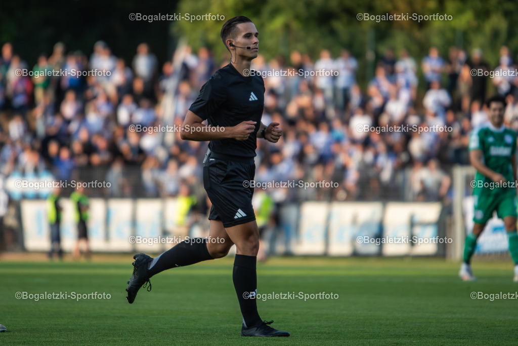 Kristijan Rajkovski | 20.08.2025, Fußball, SC Victoria Mennrath - MSV Duisburg, Niederrheinpokal, Saison 2025/26: Schiedsrichter Kristijan Rajkovski leitet das Spiel - Realisiert mit Pictrs.com