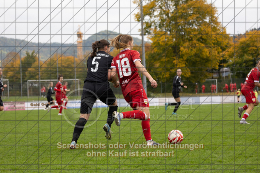 20251012_142719_1100 | #,1.FC Donzdorf (schwarz) vs. VfB Stuttgart II (rot), Fussball, Frauen-Verbandsliga Württemberg, 05. Spieltag, Saison 2025/2026, Rasenplatz Lautertal Stadion, Süßener Straße 16, 73072 Donzdorf, 12.10.2025 - 13:00 Uhr,Foto: PhotoPeet-Sportfotografie/Peter Harich