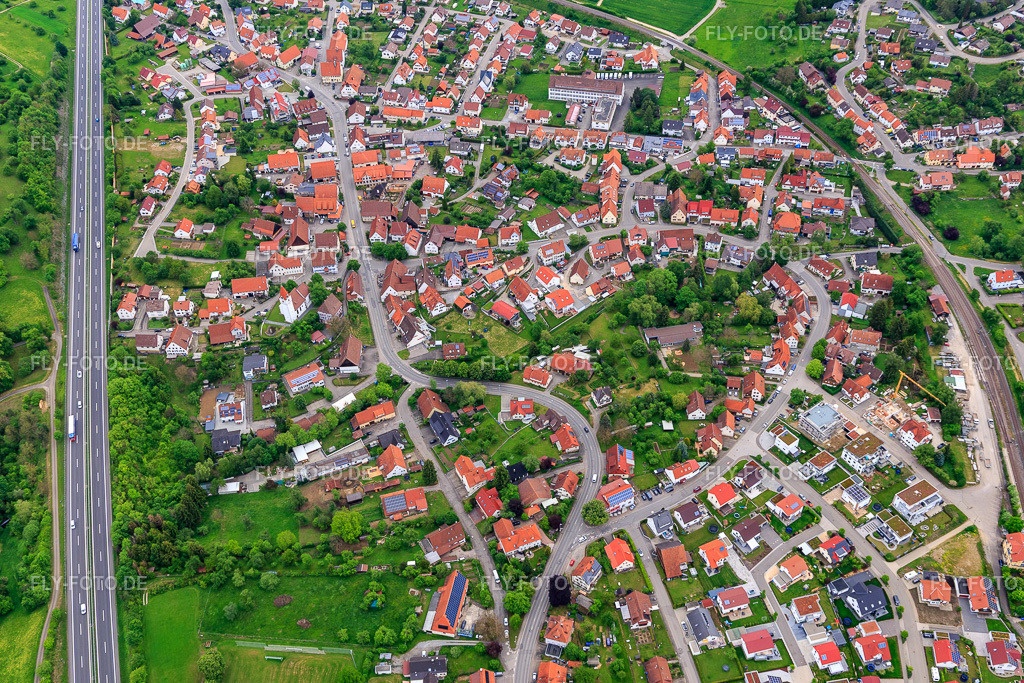 Ortsansicht zwischen B27 und Bahnlinie aus Südwesten | Luftbild: Ortsansicht zwischen B27 und Bahnlinie aus Südwesten im Ortsteil Engstlatt in Balingen im Bundesland Baden-Württemberg in Deutschland. Foto: IMG_114649.jpg vom 31.05.2019 durch Werner Riehm/FLY-FOTO.de - Realisiert mit Pictrs.com