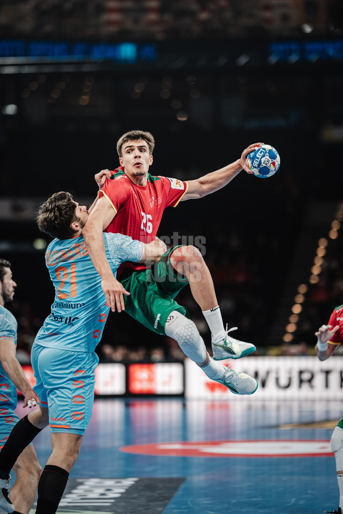 Handball | Herren | EHF EURO 2024 | European Championshop Men 2024 Final Tournament | Niederlande vs. Portugal | 23.01.2024 | Francisco Costa (#26, Portugal, POR) springt ab, Martijn Kleijkers (#21, Niederlande, NED) verteidigt