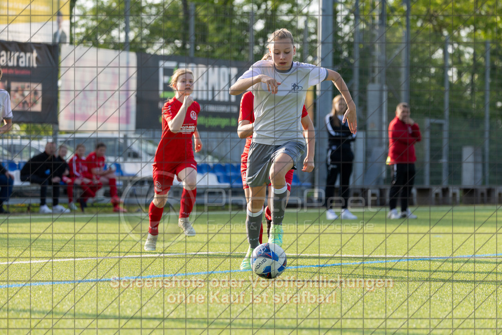 20260508_183908_0121_(c)_by_PhotoPeet | #,TSV Eschenbach (hell) vs. TSV Weilheim (rot), Fußball, C-Juniorinnen Kreisstaffel 2, Bezirk Neckar/Fils, 07.Spieltag,  Saison 2025/2026, Kunstrasenplatz, Schlater Straße, 73107 Eschenbach, 08.05.2026 - 18:30 Uhr,Foto: PhotoPeet / Sport- &amp; Eventfotografie / Peter Harich