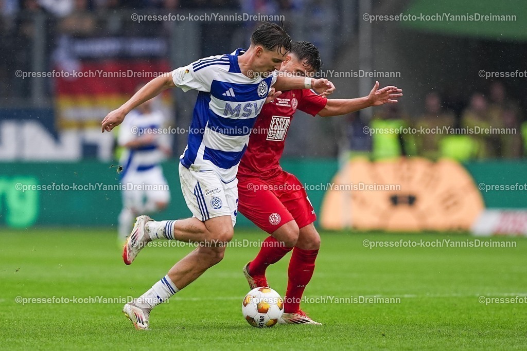 xYDR24052501017 | 24.05.2025, xydrx, Fußball, Finaltag der Amateure, Finale Niederrheinpokal, MSV Duisburg - Rot-Weiss Essen, Schauinsland-Reisen Arena: Dustin Willms (MSV Duisburg #30) im Zweikampf gegen Ahmet Arslan (Rot-Weiss Essen #6)