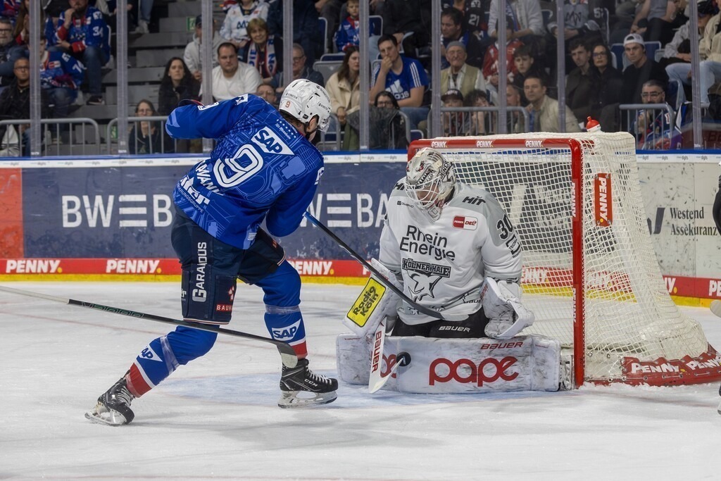 DEL, Deutsche Eishockey Liga Saison 2025/26, 49. Spieltag: Adler Mannheim gegen Kölner Haie | DEL, Deutsche Eishockey Liga Saison 2025/26, 49. Spieltag: Adler Mannheim gegen Kölner Haie***Leon Gawanke (9, Mannheim) mit guter Einschussmöglichkeit - Realisiert mit Pictrs.com