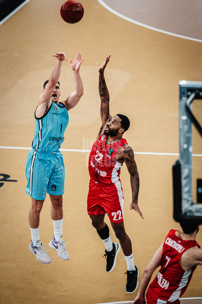 Basketball | Männer | Saison 2024/2025 | BKT EuroCup | Veolia Towers Hamburg vs. Hapoel Bank Yahav Jerusalem | 17.12.2024 | v.l. Brae Ivey (#1, Veolia Towers Hamburg) und Tarik Phillip (#22, Hapoel Jerusalem)