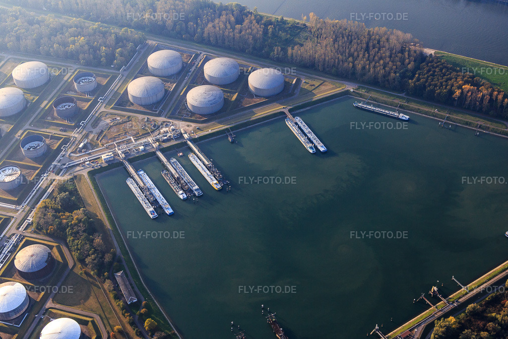 Luftbild: Öltanker im Ölhafen der MIRO am Rhein im Ortsteil Knielingen in Karlsruhe im Bundesland Baden-Württemberg in Deutschland. Foto: IMG_075488.jpg vom 26.10.2014 durch Werner Riehm/FLY-FOTO.de