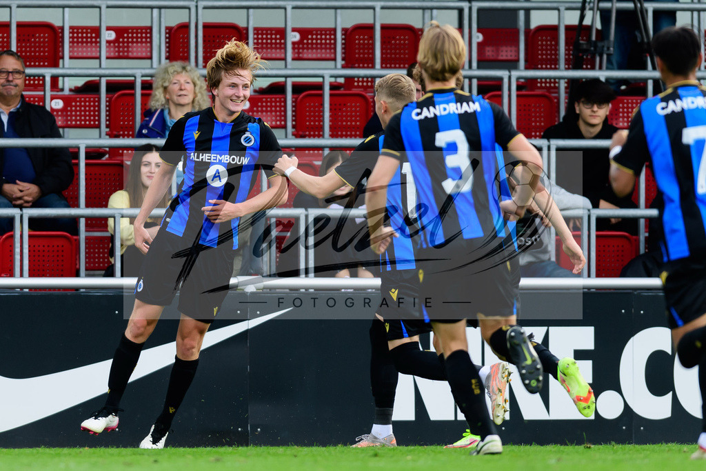 YLLEBR20210928_092 | Fussball, A-Junioren: Cisse Sandra (Club Brugge KV) Torjubel, jubelt mit seiner Mannschaft nach dem Treffer zum 1:3 beim Spiel der UEFA Youth League zwischen RB Leipzig und FC Bruegge im Stadion am Cottaweg am 28.09.2021 in Leipzig, Deutschland. - Realisiert mit Pictrs.com