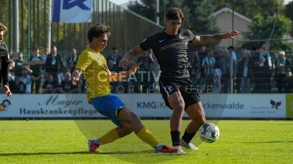 Fußball, Herren, Saison 2025/2026, Regionalliga Nordost, 10. Spieltag, FSV 63 Luckenwalde vs. BSG Chemie Leipzig, Samstag 27.09.2025, Werner-Seelenbinder-Stadion Luckenwalde, | Fußball, Herren, Saison 2025/2026, Regionalliga Nordost, 10. Spieltag, FSV 63 Luckenwalde vs. BSG Chemie Leipzig, Samstag 27.09.2025, Werner-Seelenbinder-Stadion Luckenwalde, Im Bild: Max Hathaway (l. Luckenwalde) und Julius Hoffmann (Chemie) - Realisiert mit Pictrs.com
