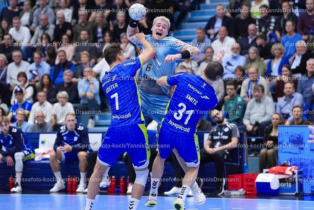 xYDR09102501107 | 09.10.2025, xydrx, Handball, 1.HBL, VFL Gummersbach - HC Erlangen, Schwalbe-Arena: Marek Nissen (HC Erlangen #6) im Zweikampf gegen Julian Koester (VFL Gummersbach #7) und Kay Smits (VFL Gummersbach #31)
