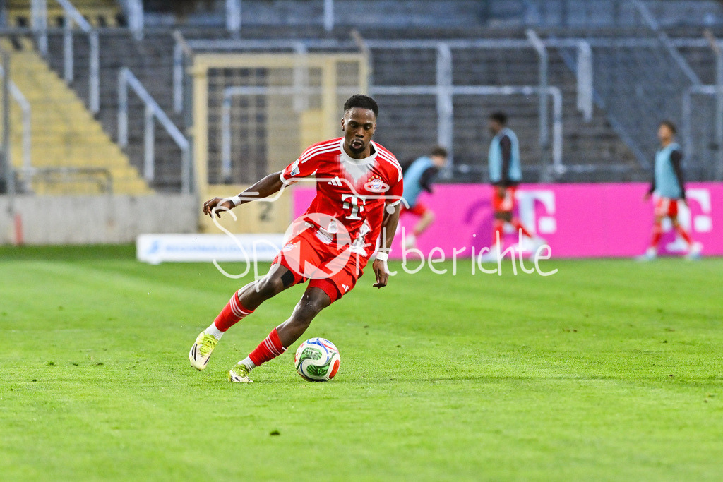 FC Bayern Amateure - SpVgg Ansbach | MUNICH, GERMANY - 17. APRIL: am Ball Michael SCOTT (FC Bayern München II 11) / Einzelfoto / Freisteller während dem Match zwischen den Amateuren des FC Bayern München und der SpVgg Ansbach am 29. Spieltag der Regionalliga Bayern im Grünwalder Stadion