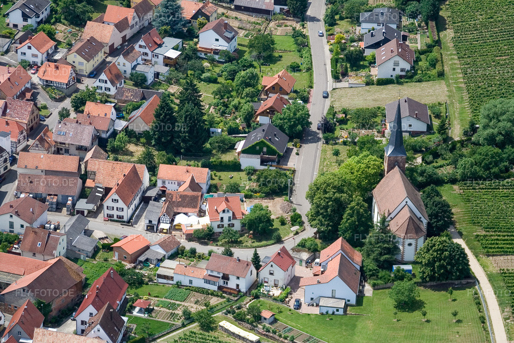 Luftbild: Protest. Kirche im Ortsteil Rechtenbach in Schweigen-Rechtenbach im Bundesland Rheinland-Pfalz in Deutschland. Foto: IMG_11120.jpg vom 14.06.2008 durch Werner Riehm/FLY-FOTO.de
