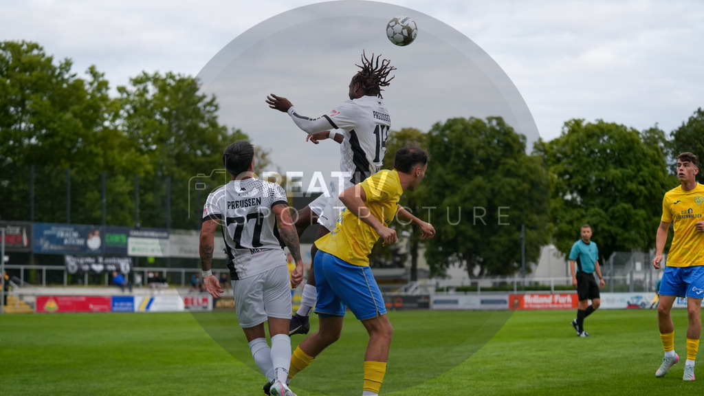 Fußball, Herren, Saison 2025/2026, Regionalliga Nordost, 4. Spieltag, FSV 63 Luckenwalde vs. BFC Preussen, Samstag 22.08.2025, Werner-Seelenbinder-Stadion Luckenwalde | Fußball, Herren, Saison 2025/2026, Regionalliga Nordost, 4. Spieltag, FSV 63 Luckenwalde vs. BFC Preussen, Samstag 22.08.2025, Werner-Seelenbinder-Stadion Luckenwalde, Im Bild: v.l. Ben Meyer (Preussen), Shean Mensah (Preussen) beim Kopfball und Simon Gollnack (Luckenwalde) - Realisiert mit Pictrs.com