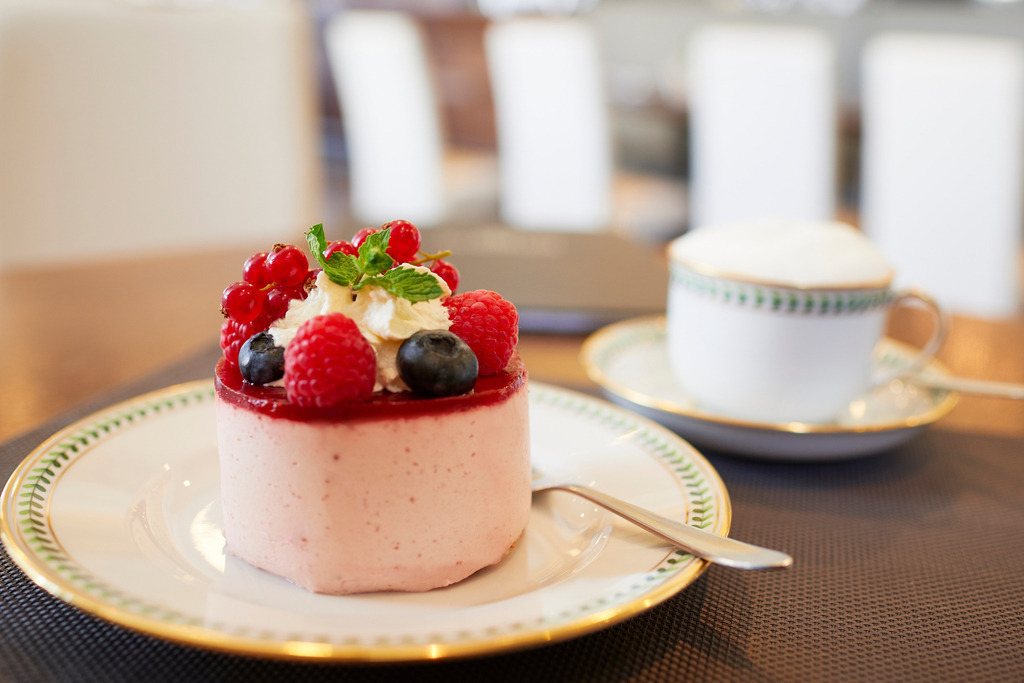 Cafe Restaurant Augarten | Wien, Austria - September 05, 2017: Cafe Restaurant Augarten, Himbeer-Joghurt-Törtchen mit Melange, im Lokal. - Realisiert mit Pictrs.com