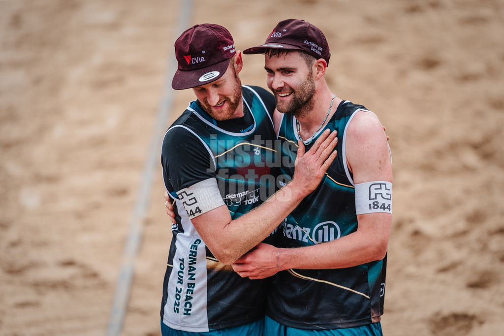 Beachvolleyball | Männer | Allianz German Beach Tour 2025 | Tourstop Hamburg | 29.05.2025 | v.l. Yannick Harms und Manuel Harms freuen