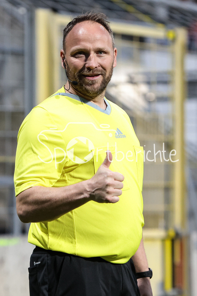 FC Bayern Amateure - SpVgg Hankofen-Hailing | Linienrichter Andreas VOLL in Aktion / Freude / lachen / Schiedsrichter / Symbolbild /