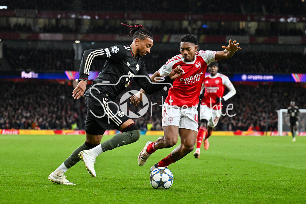 Arsenal FC - FC Bayern München | LONDON, ENGLAND - 26. NOVEMBER: im Duell Michael OLISE (FC Bayern Munich 17) und Myles LEWIS-SKELLY (Arsenal FC 49) beim Ligaspiel zwischen Arsenal London und dem FC Bayern München am 5. Spieltag der UEFA Champions League im Emirates Stadium am 26.11.2025