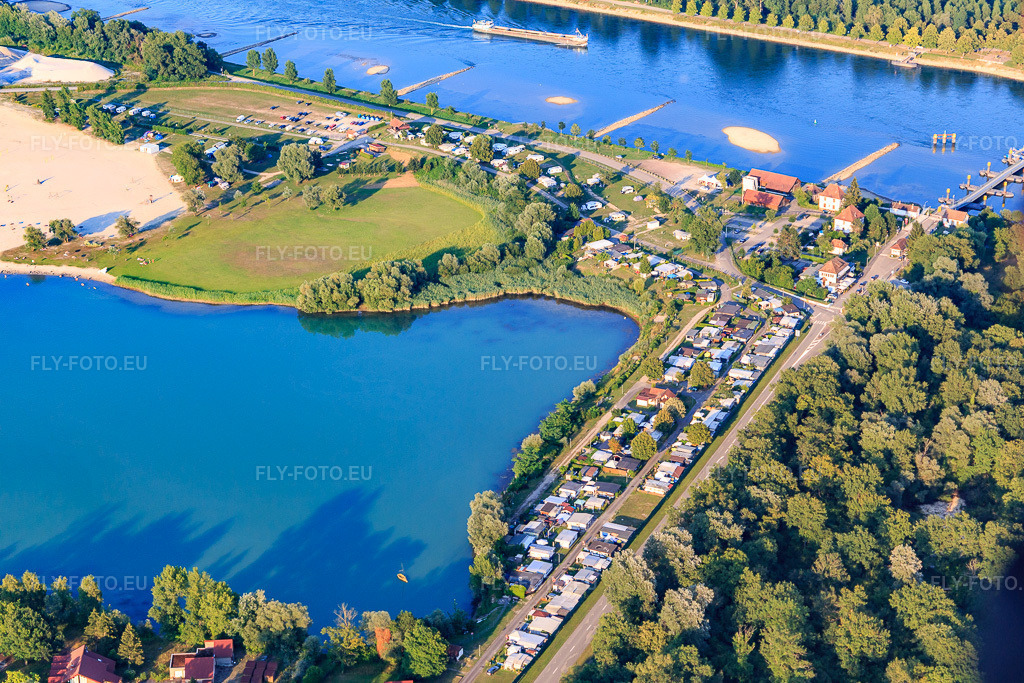 Vue aérienne: Ferry Rhin Plittersdorf-Seltz et Camping Les Bords du Rhin à Seltz dans le département Bas Rhin, France – .Photo: IMG_109162.jpg prise le 25/07/2018 par Werner Riehm/FLY-FOTO.eu – Résolution de l'original: 5472 x 3648 px – Inforoute alsace – la ville de Seltz
