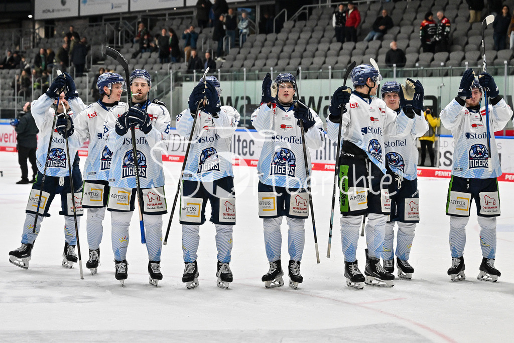 Augsburger Panther - Straubing Tigers | Augsburg, DEUTSCHLAND - 14. NOVEMBER: die Spieler der Tigers bedanken sich bei den mitgereisten Fans nach dem Auswärtssieg in Augsburg nach dem Ligaspiel zwischen den Augsburger Panthern und den Straubing Tigers am 18. Spieltag der Penny DEL im Curt Frenzel Stadion am 14.11.2025 / Feiern