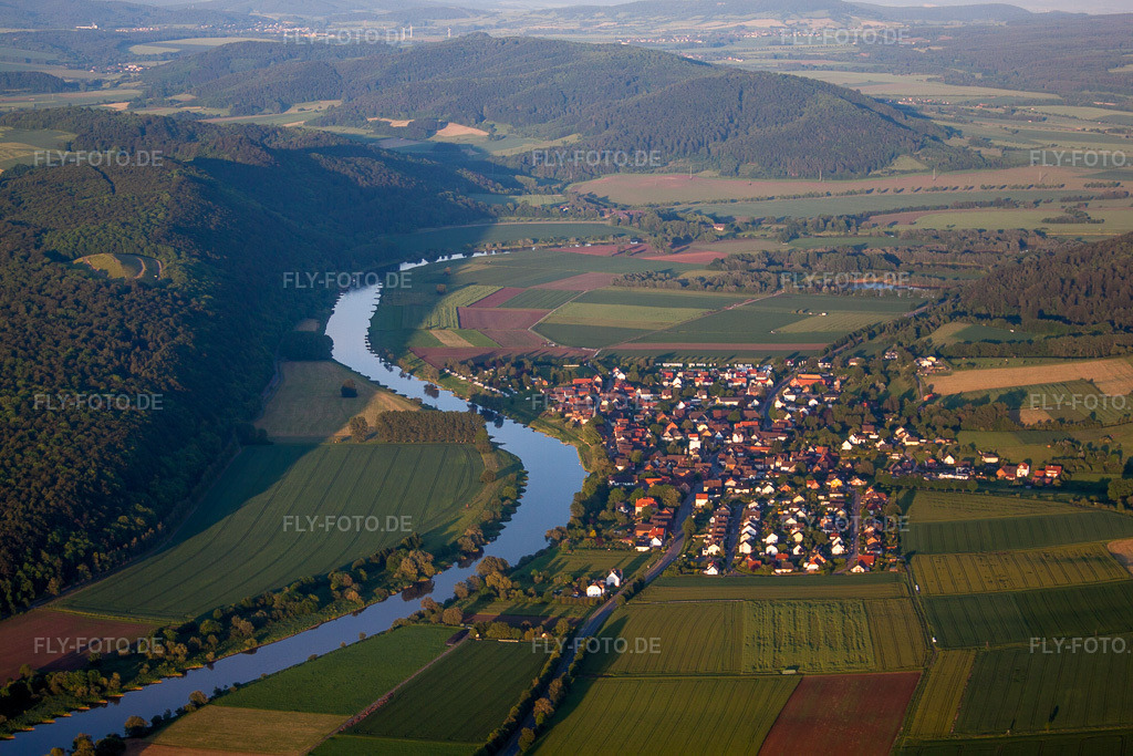 Luftbild: Fluß- Uferbereichen der Weser in Heinsen im Bundesland Niedersachsen in Deutschland. Foto: IMG_65100.jpg vom 23.05.2014 durch Werner Riehm/FLY-FOTO.de