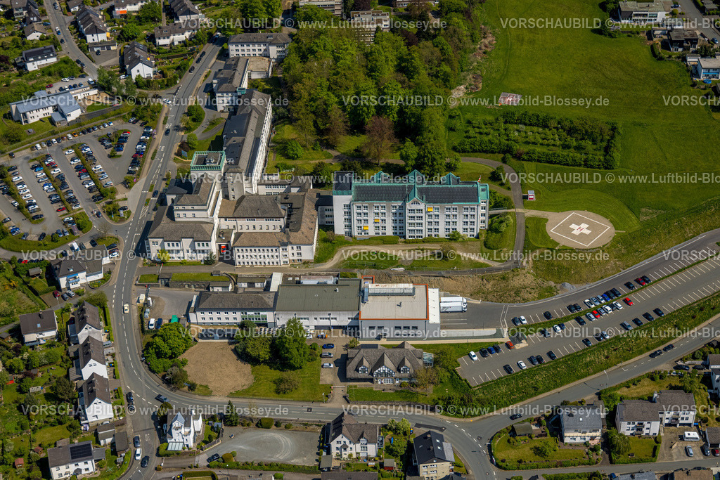 Meschede240505931 | Luftbild, St. Walburga-Krankenhaus mit Hubschrauberlandeplatz, Wohngebiet Walburgastraße, Meschede-Stadt, Meschede, Sauerland, Nordrhein-Westfalen, Deutschland
