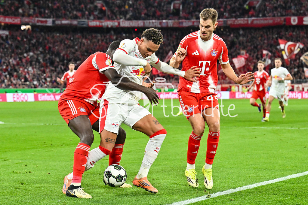 FC Bayern München - RB Leipzig | MUNICH, GERMANY - 11. FEBRUARY: IM DUELL Dayot UPAMECANO (FC Bayern Munich 2) und Antonio Eromonsele Nordby NUSA (RB Leipzig 7) und Josip STANISIC (FC Bayern Munich 44) während dem Spiel zwischen dem FC Bayern München und RB Leipzig beim Viertelfinale des DFB-Pokales in der Allianz Arena