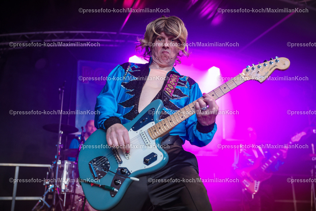 Due22062488059 | 22.06.2024, Düsseldorf, Konzert Porno Al Forno, HEUKING Mittsommer-Renntag - Die düsseldorfer Pop-Band performt bei ihrem Konzert auf der Rennbahn Grafenberg und begeistert die zahlreichen Fans