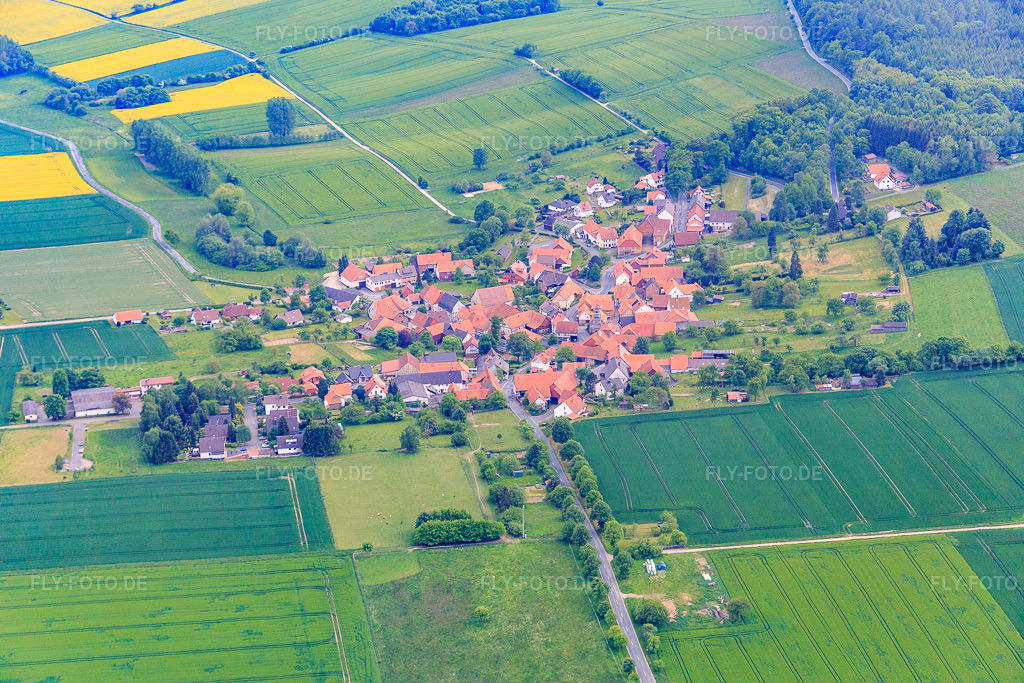 Luftbild: Dorfansicht aus Norden im Ortsteil Arenborn in Wesertal im Bundesland Hessen in Deutschland. Foto: IMG_079516.jpg vom 24.05.2015 durch Werner Riehm/FLY-FOTO.de