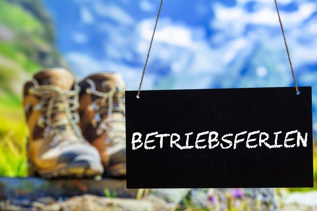 Symbolbild Betriebsferien: Schild mit der Aufschrift BETRIEBSFERIEN vor alpiner Kulisse (Composing) | Symbolbild Betriebsferien: Schild mit der Aufschrift BETRIEBSFERIEN vor alpiner Kulisse (Composing) - Realisiert mit Pictrs.com