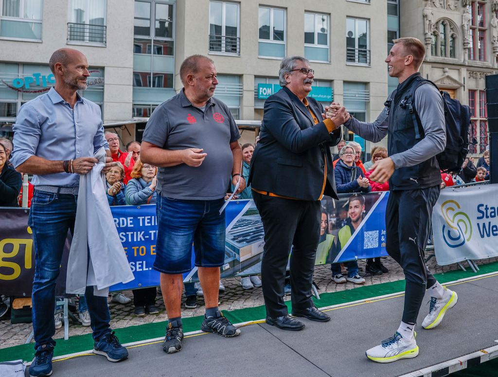 top-top.de 240913-228 | Foto, Video, Fotografie, Videografie, Fotobox, DJ, Discjockey, Musik, Musikbox, Veranstaltung, Photobooth, Amazon, Ebay, Buchtipp, Bestseller, Autor, Verlag, Buch, Wesel, Hamminkeln, NRW, Dinslaken, Rees, Drohne, Hochzeit, Party, Fotobox, Wesel, Fotograf