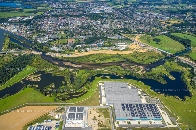 Wesel240802383 | Luftbild, Lippemündungsraum mit Baustelle, Fluss Lippe und Naturschutzgebiet NSG, Flusslauf mit Sandbank, Büdericher Insel, Rhein-Lippe-Hafen mit Rhenus Logistics und Nordfrost GmbH, rechts die Bundesstraße B8 Brücke am Lippeschlößchen, hinten das Gewerbegebiet Am Lippeglacis, Ortsansicht und Wohngebiet Wesel, Wesel, Ruhrgebiet, Niederrhein, Nordrhein-Westfalen, Deutschland