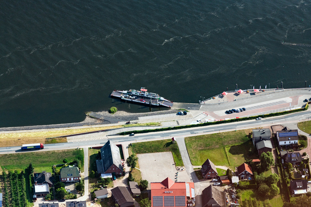 dr__0030135.jpg | WINSEN (LUHE) 24.07.2019 Fahrt eines Fähr- Schiffes Zollenspieker Fähre in Winsen (Luhe) im Bundesland Niedersachsen, Deutschland. // Ride a ferry ship Zollenspieker Faehre in Winsen (Luhe) in the state Lower Saxony, Germany. Foto: Daniel Reiter