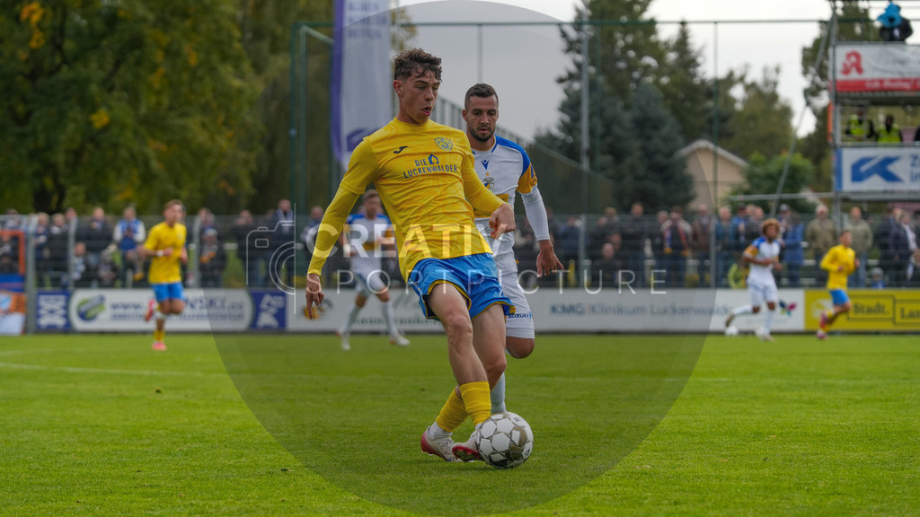 Fußball, Herren, Saison 2025/2026, Regionalliga Nordost, 11. Spieltag, FSV 63 Luckenwalde vs. FC Carl-Zeiss Jena, Samstag 05.10.2025, Werner-Seelenbinder-Stadion Luckenwalde, | Fußball, Herren, Saison 2025/2026, Regionalliga Nordost, 11. Spieltag, FSV 63 Luckenwalde vs. FC Carl-Zeiss Jena, Samstag 05.10.2025, Werner-Seelenbinder-Stadion Luckenwalde, Im Bild: Tim Maciejewski (l. Luckenwalde) und Justin Schau (r. Jena) - Realisiert mit Pictrs.com
