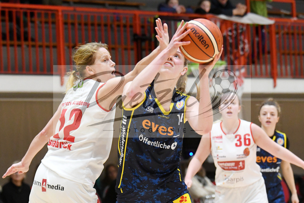 20200209_PAOEBS_0042 | Basketball, Frauen: Katrin Sokoll-Potratz (Panthers Academy Osnabrueck) und Harriet Ottewill-Soulsby (Eintracht Braunschweig) im Zweikampf waehrend des Spiels der 2. DBBL zwischen Panthers Academy Osnabrueck und Eintracht Braunschweig im datos – home of the panthers am 09.02.2020 in Osnabrueck, Deutschland. - Realisiert mit Pictrs.com