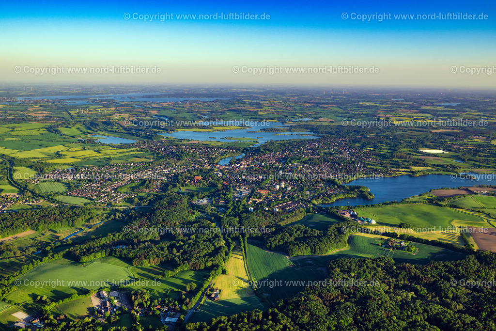 Preetz_ELS_2223150524 | PREETZ 15.05.2024 Ortskern am Uferbereich " Postsee und Schwentine See " an der Gartenstraße in Preetz im Bundesland Schleswig-Holstein, Deutschland. // Village on the banks of the area lake " Postsee und Schwentine See " on street Gartenstrasse in Preetz in the state Schleswig-Holstein, Germany. Foto: Martin Elsen