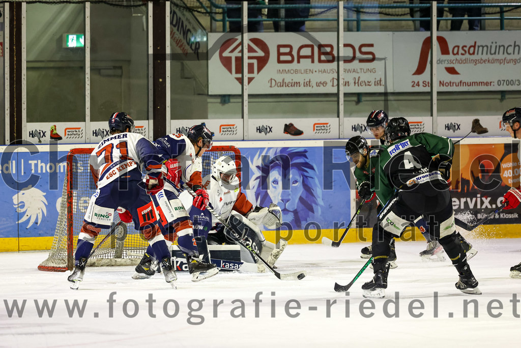 2022-10-23_065_TSV_Erding_gegen_ESC_Kempten | Erding, Deutschland, 23.10.2022:
Eishockey, Bayernliga 2022 / 2023, 7. Spieltag, TSV Erding gegen ESC Kempten, Endergebnis: 

Anton Zimmer (ESC Kempten, #71), Torwart David Blaschta (ESC Kempten, #1), Simon Franz (Erding Gladiators, #4)

Foto: Christian Riedel / fotografie-riedel.net