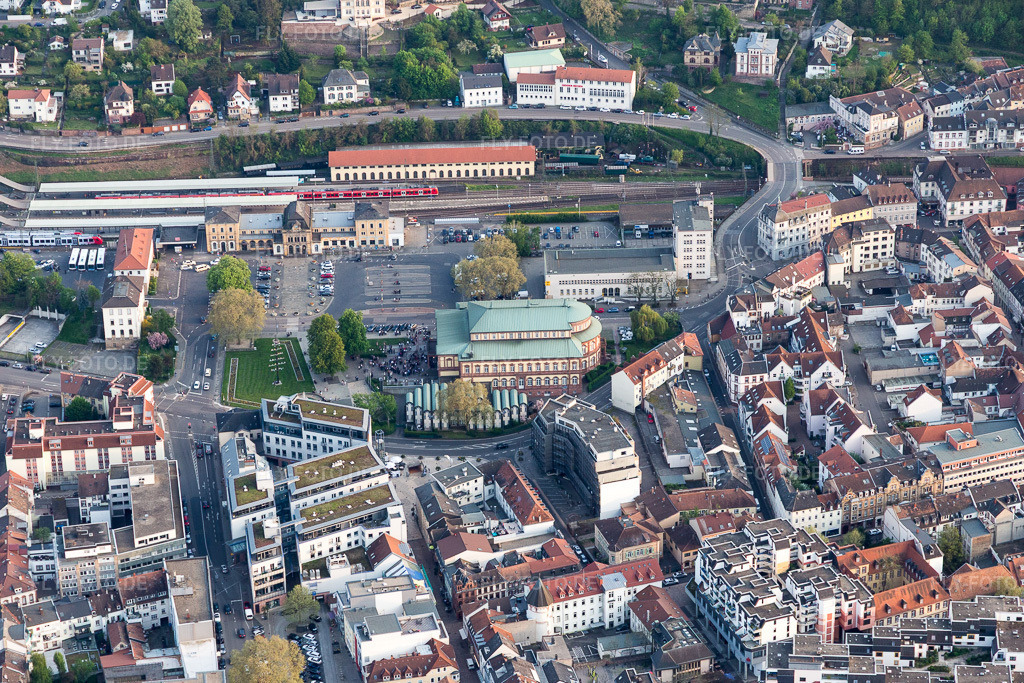 Luftbild: Saalbau, Bahnhof in Neustadt an der Weinstraße im Bundesland Rheinland-Pfalz in Deutschland. Foto: IMG_106807.jpg vom 21.04.2018 durch Werner Riehm/FLY-FOTO.de