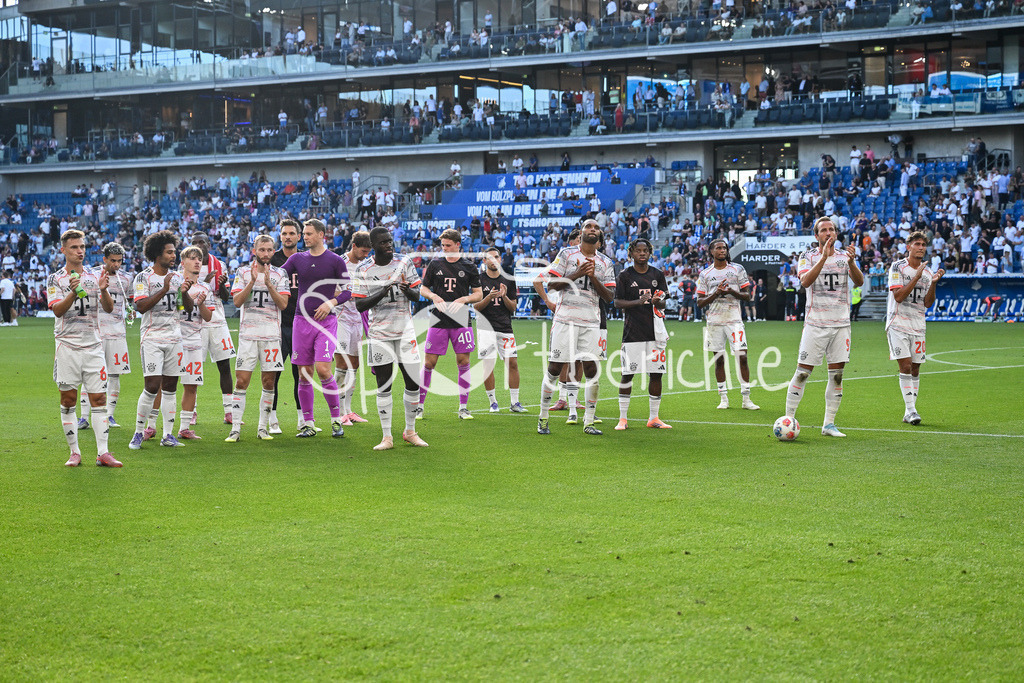 TSG 1899 Hoffenheim - FC Bayern München | Die Spieler der Bayern feiern nach dem Sieg in Hoffenheim mit ihren Fans, Serge GNABRY (FC Bayern Muenchen 7), Luis DIAZ (FC Bayern München 14), Sven ULREICH (FC Bayern München 26), Konrad LAIMER (FC Bayern Muenchen 27), Joshua KIMMICH (FC Bayern Muenchen 6), Dayot UPAMECANO (FC Bayern Muenchen 2), Leon GORETZKA (FC Bayern Muenchen 8), Jonathan TAH (FC Bayern Muenchen 4), Aleksandar PAVLOVIC (FC Bayern Muenchen 45) / Bundesliga: TSG 1899 Hoffenheim - FC Bayern München; PreZero-Arena am 20.09.2025 / DFL REGULATIONS PROHIBIT ANY USE OF PHOTOGRAPHS AS IMAGE SEQUENCES AND/OR QUASI-VIDEO