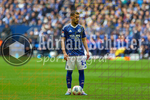 05.04.2026, GER, Fussball, Herren, 2. BL, Saison 2025/2026, FC Schalke 04 - Karlsruher SC | Adli Aouchiche (S04) steht bereit für einen Freistoß