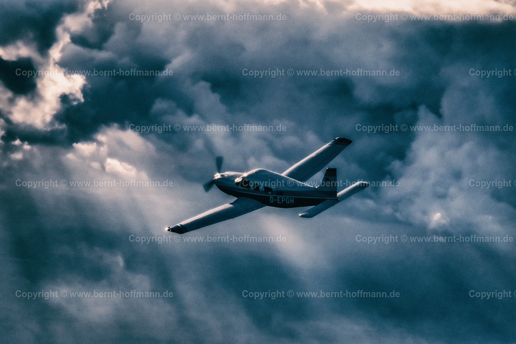 PLBDD_air2air_PiperSara_01b_90x60 | Luftbild. Einmotoriges Geschäftsflugzeug Typ " PIPER Saratoga II TC " zwischen den Wolken. Sonnenstrahlen erhellen die Szenerie. ___ Das Foto ist eine Reproduktion von einem Farbdia. Bildanmutung farbreduziert. - Realisiert mit Pictrs.com