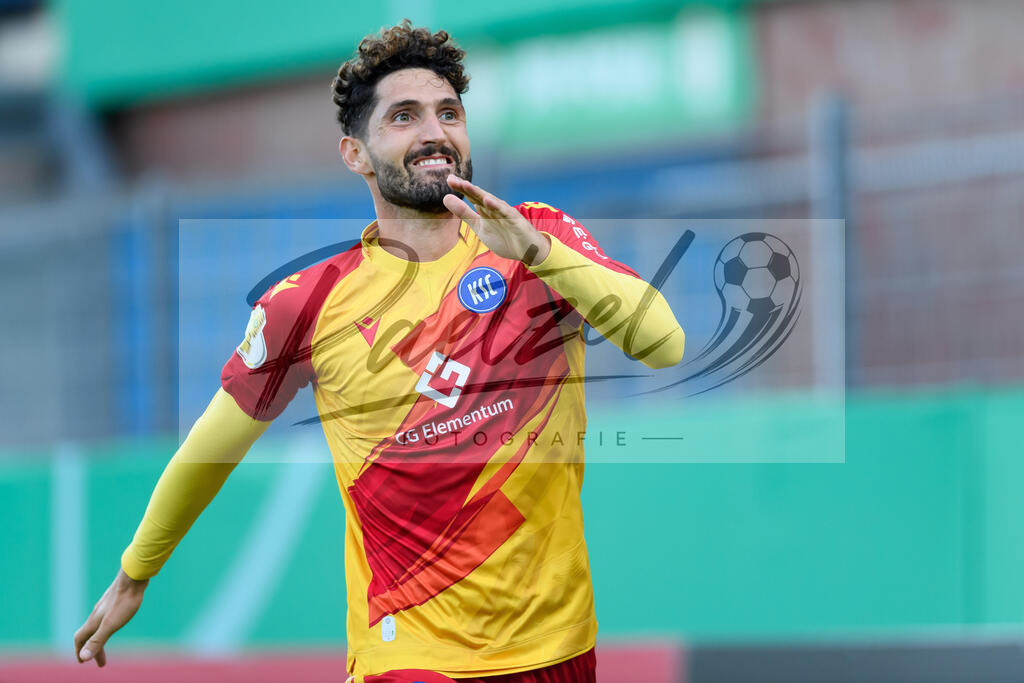 LOTKSC20210809_043 | Fussball, Herren: Fabio Kaufmann (Karlsruher SC) Torjubel, jubelt nach seinem Treffer zum 0:3 beim Spiel der 1. Runde im DFB-Pokal zwischen SF Lotte und Karlsruher SC im Stadion am Lotter Kreuz am 09.08.2021 in Lotte, Deutschland.DFB / DFL REGULATIONS PROHIBIT ANY USE OF PHOTOGRAPHS AS IMAGE SEQUENCES AND/OR QUASI-VIDEO. - Realisiert mit Pictrs.com