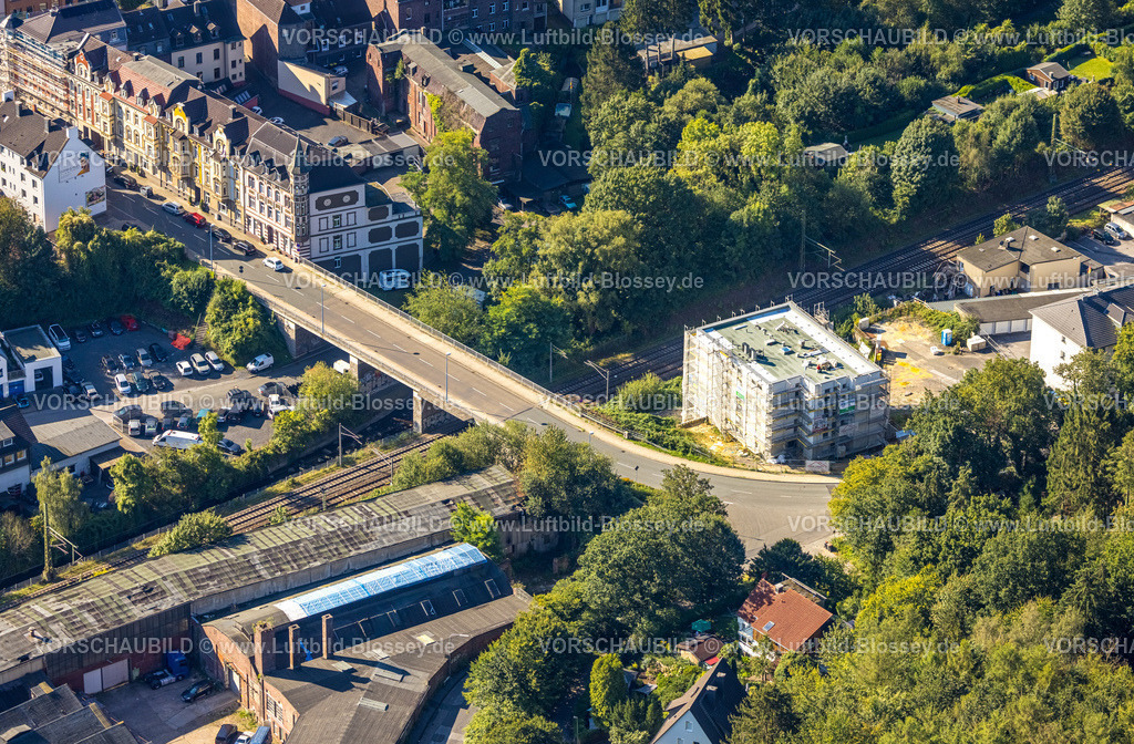Velbert240811553Langenberg | Luftbild, Baustelle mit Gebäude Neubau an der Brücke Heegerstraße, Wohngebiet Heegerstraße, Haus mit Baugerüst, Bahngleise, Oberbonsfeld, Velbert, Ruhrgebiet, Nordrhein-Westfalen, Deutschland
