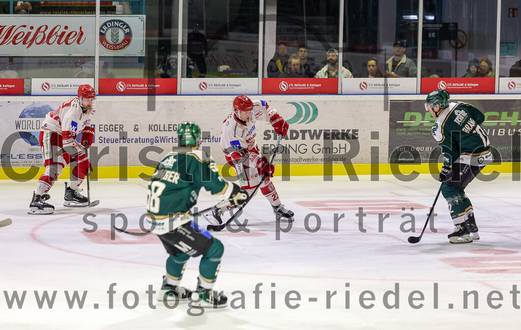 2025-09-12_014_TSV_Erding_gegen_EV_Landshut | Erding, Deutschland, 12.09.2025:Eishockey, Oberliga Süd 2025 / 2026, Testspiel, TSV Erding gegen EV Landshut, Endergebnis: 4:6Lukas Gaus (EV Landshut, #23), Thomas Brandl (Erding Gladiators, #12)Foto: Christian Riedel / fotografie-riedel.net