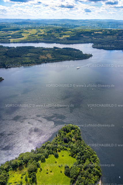 Moehnesee240707388 | Luftbild, LinkTurm an der Landzunge am Möhnesee beim Hotel Haus Delecke, bewaldeter Uferbereich, Segelboote und Ausflugsschiff an der Landzunge Friedwald, Fernsicht und blauer Himmel mit Wolken, Blick ins Sauerland, Delecke, Möhnesee, Sauerland, Nordrhein-Westfalen, Deutschland