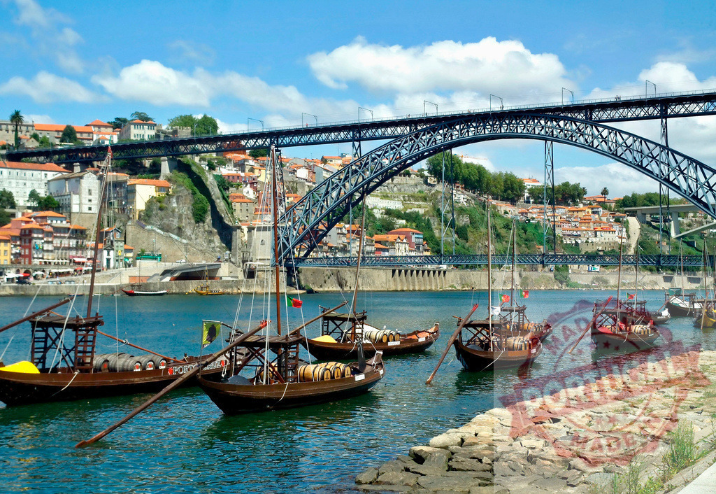 Porto city and Douro River with Dom Luís I Bridge and rabelo boats | Rabelo boats moored on Douro River with Porto city and Dom Luís I Bridge in background - Realisiert mit Pictrs.com