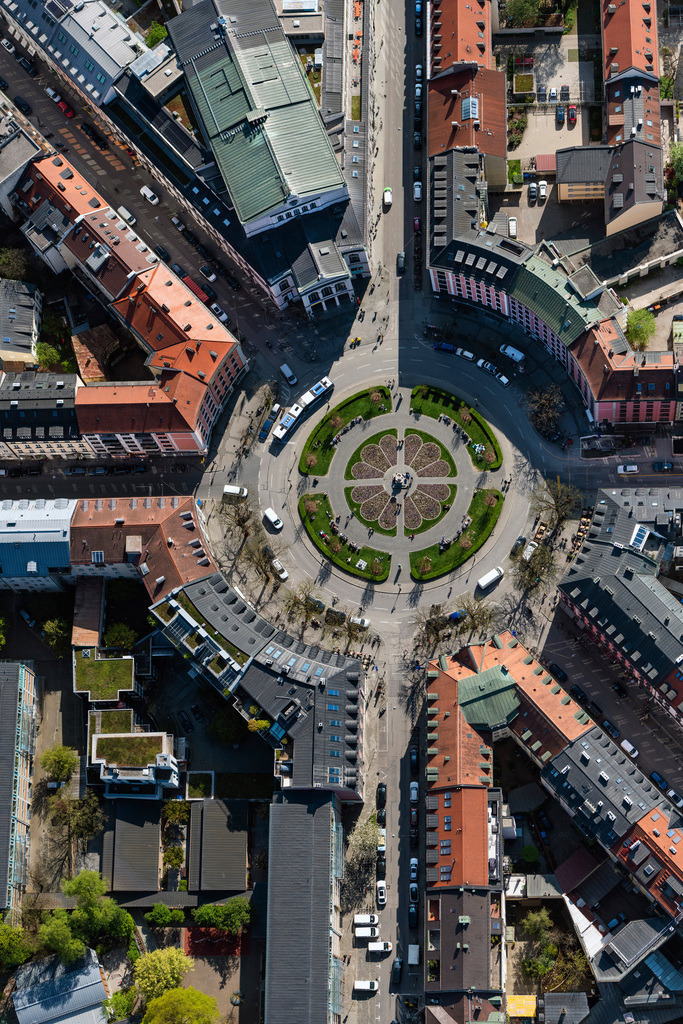 dr__0095985.jpg | MüNCHEN 28.04.2022 Senkrecht- Luftbild aus der Satelliten- Perspektive vom Gärtnerplatz mit Staatstheater im Glockenbachviertel in München Isarvorstadt im Bundesland Bayern. Weiterführende Informationen bei: Staatstheater am Gärtnerplatz. // Vertical aerial view from the satellite perspective of the gaertnerplatz in the inner city center in Munich in the state Bavaria. Further information at: Staatstheater am Gaertnerplatz. Foto: Daniel Reiter