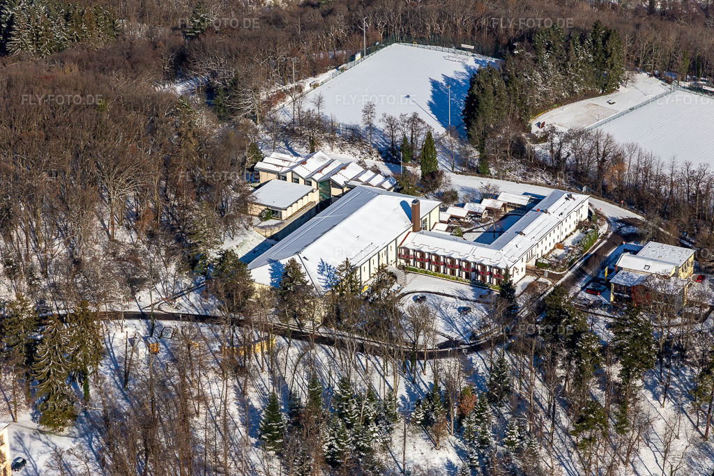 Luftbild: Winterluftbild im Schnee der Sportschule Edenkoben in Edenkoben im Bundesland Rheinland-Pfalz in Deutschland. Foto: IMG_124535.jpg vom 11.02.2021 durch Werner Riehm/FLY-FOTO.de
