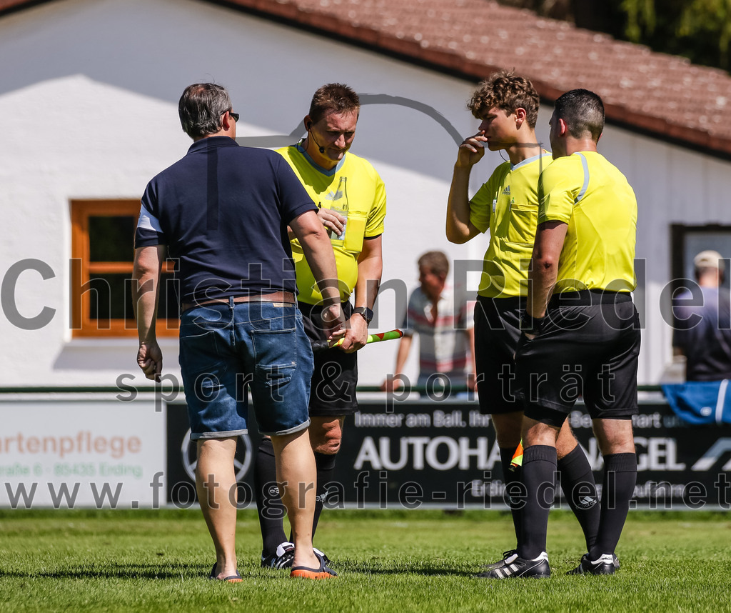 2023-08-12_074_FC_Langengeisling_gegen_ESV_Freilassing | Erding, Deutschland, 12.08.2023:
Fußball, Bezirksliga Oberbayern Ost 2023 / 2024, 4. Spieltag, FC Langengeisling gegen ESV Freilassing, Endergebnis: 2:1

Schiedsrichter Vincenzo Amoro

Foto: Christian Riedel / fotografie-riedel.net