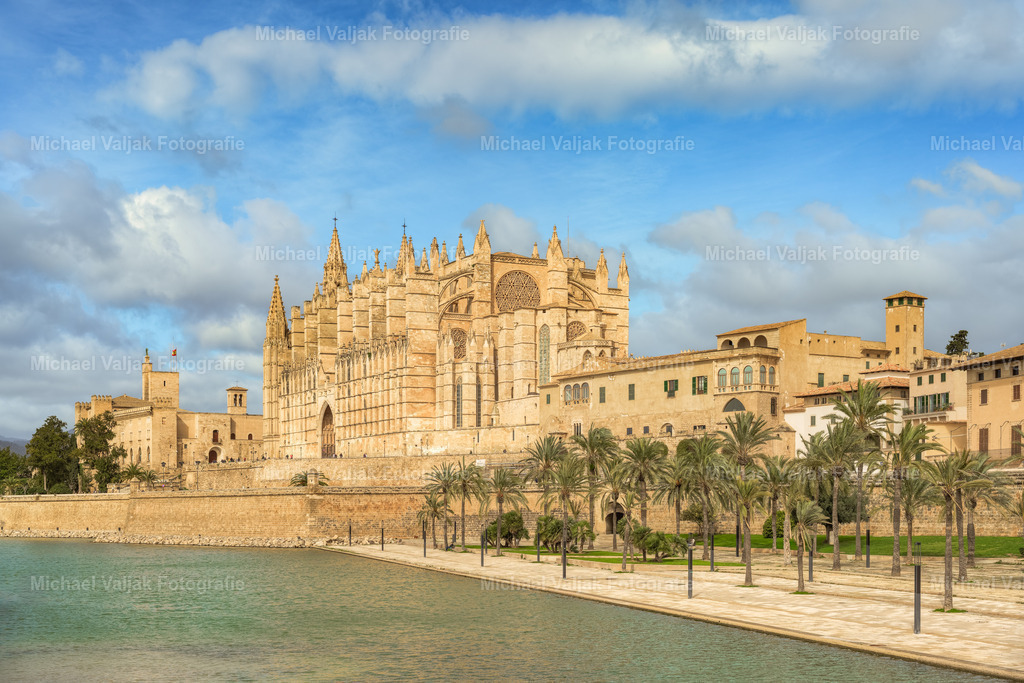 Kathedrale von Palma de Mallorca | Die Kathedrale von Mallorca, ein gotisches Bauwerk aus dem 13. Jahrhundert, wirkt im warmen Licht besonders strukturiert. Die Rosettenfenster, die massiven Pfeiler und die feinen Fassadendetails treten klar hervor und zeigen die handwerkliche Präzision, die das Gebäude bis heute prägt. - Realisiert mit Pictrs.com